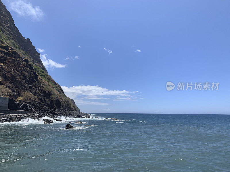 海浪袭击了马德拉岛南部海岸的Jardim do Mar大道